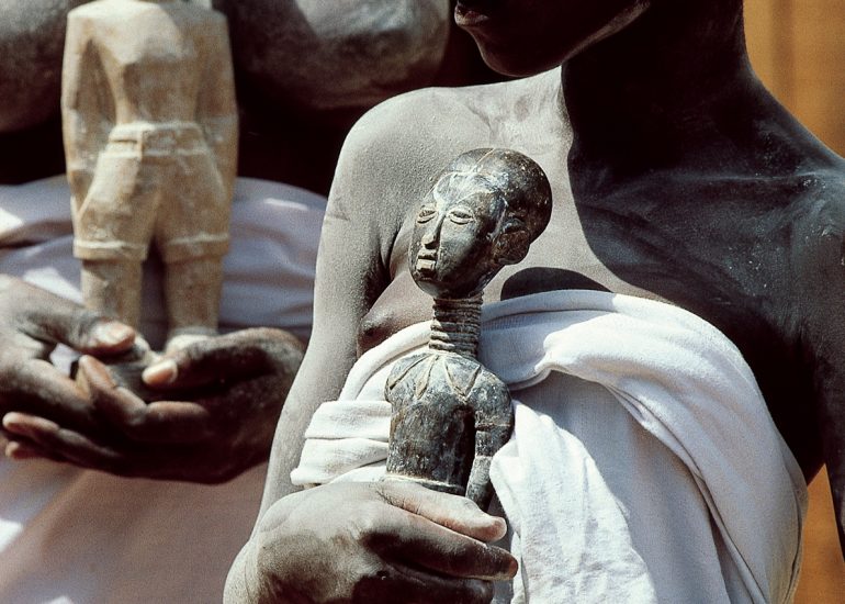 Côte d'Ivoire_Pays Agni_village de Tenguelan_frontiere Ghana_feticheuses_1996