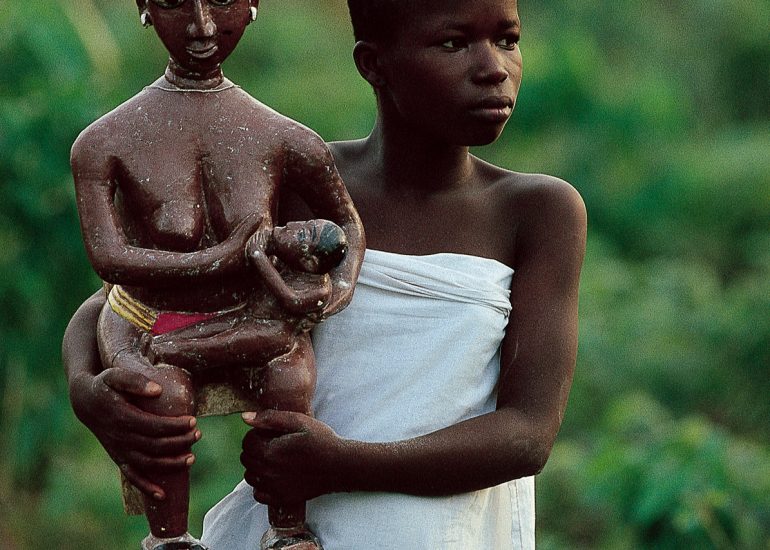 Côte d'Ivoire_Pays Agni_village de Tenguelan_frontiere Ghana_feticheuses_1996