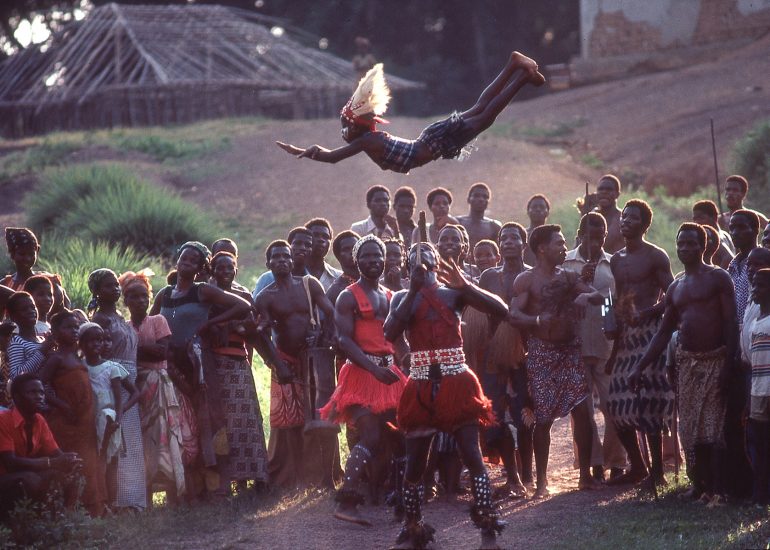Côte d'Ivoire_Region de Man_frontiere Liberia_les jongleurs d'enfants_1996_duplicata parution National Geographic