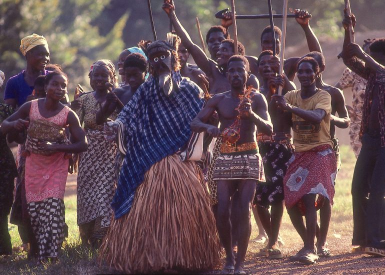 Côte d'Ivoire_Region de Man_frontiere Liberia_danse du masque de guerre_1996