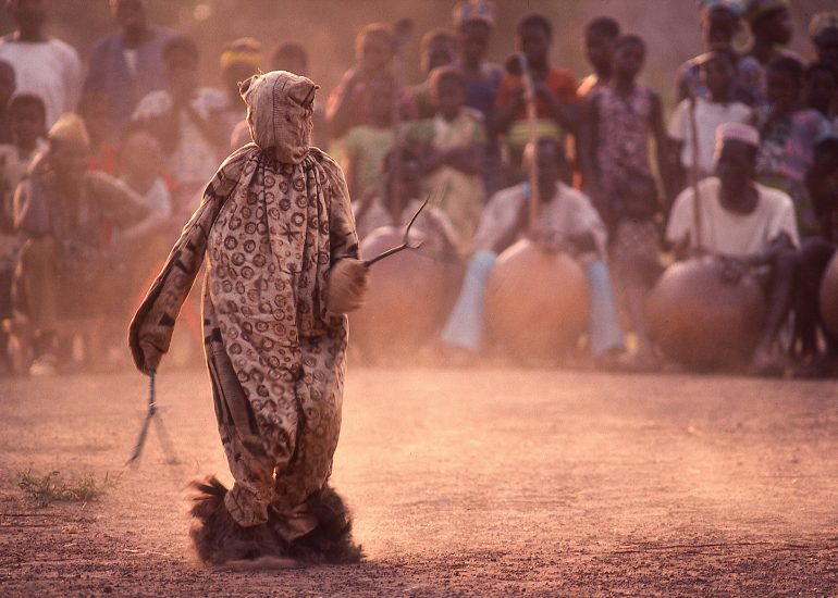 Côte d'Ivoire_Nord_Korogho_le Boloye_Danse Senoufo_Danse de la panthere_il faut souligner le caractere sacre de cette danse.Seuls les initiés en ont le droit_la danse Boloye possede un pouvoir mystique, celui de faire tomber la pluie _1995