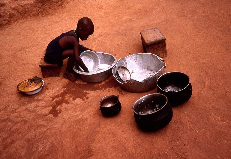 Côte d'Ivoire_Pays Agni Morofoue, village de Kangandissou. Corvee de vaisselle
