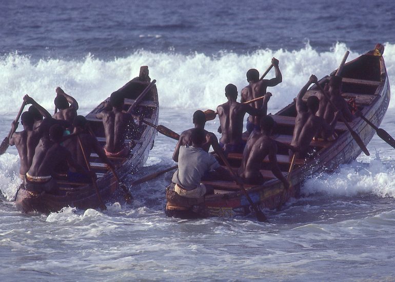 Côte d'Ivoire_Assinie_Depart des pecheurs_passage de la barre