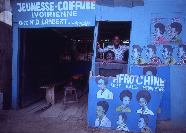 Côte d'Ivoire_Abidjan_Coiffeur à la Gare routiere d'Adjame
