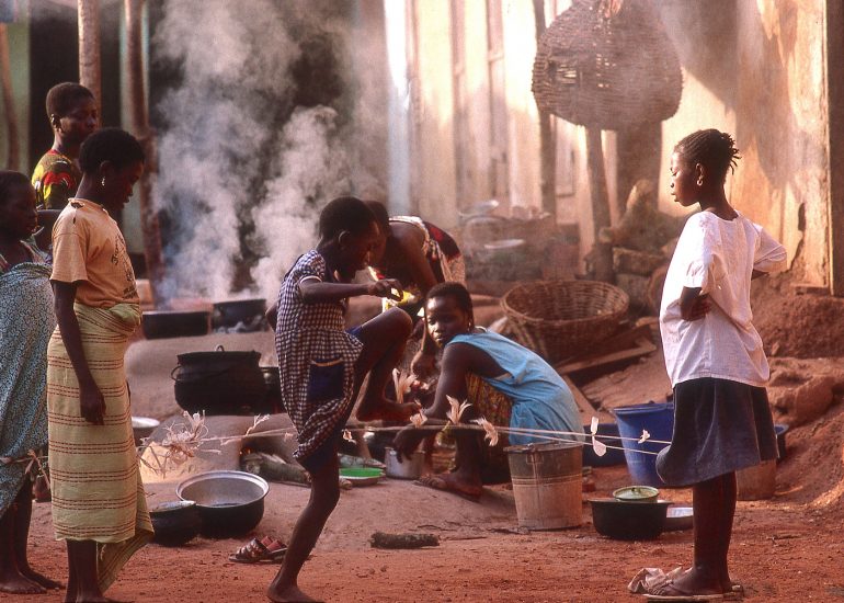 Côte d'Ivoire_Village de Kangandissou_region Agni morofoue_ fin de journee dans la cour de Koua Nyambe_saut à l elastique