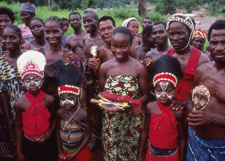 Côte d'Ivoire_Bloleu_village a la frontiere du Liberia pres de Zouan-Hounien_Ethnie DAN_jongleurs d'enfants