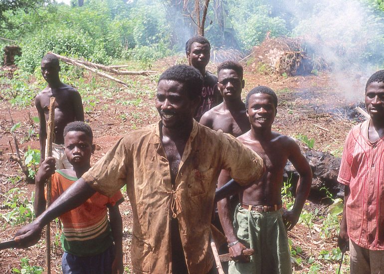 Côte d'Ivoire_Region de Man_village de Diourouzon_Ethnie Guere (We)_Jongleurs d'Enfants (Simbo)