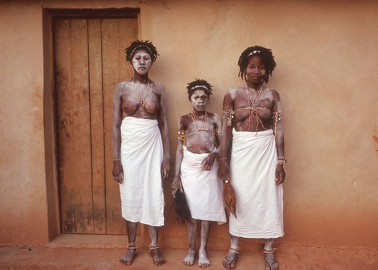 Côte d'Ivoire_Pays Agni_Frontiere Ghana_village de Tenguelan_feticheuses novices_1996