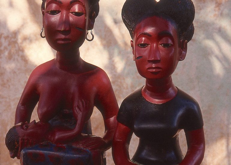 Côte d'Ivoire_Au royaume des fétiches_village de Kangandissou_region agni morofoue_statuts de la komian Ahou_avec jumeaux _N'da Amani et Gnan Amah_