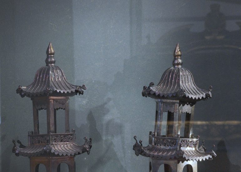 Musee d'Art et d'Histoire du Judaïsme_l'Exil_Ornements pour la Torah_Sanghai XIX°siecle