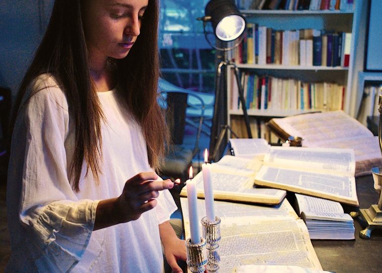 Paris_Meditation apres l'allumage des bougies du chabbat