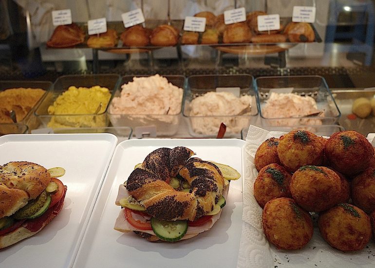 La Boutique Jaune_27, rue des Rosiers_75004_Yiddish sandwich