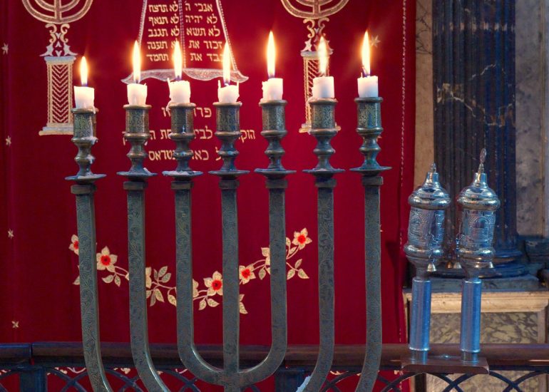 Synagogue de Carpentras_Menorah, plus ancienne de la synagogue_17ème siecle