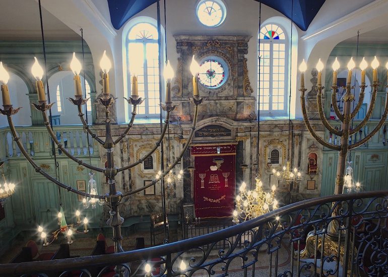 Synagogue de Carpentras_Menorah du 18eme siecle à gauche, du 19eme siecle à droite