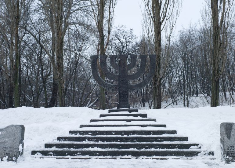 Kiev_Quartier de Babyn Yar_le monument Menorah