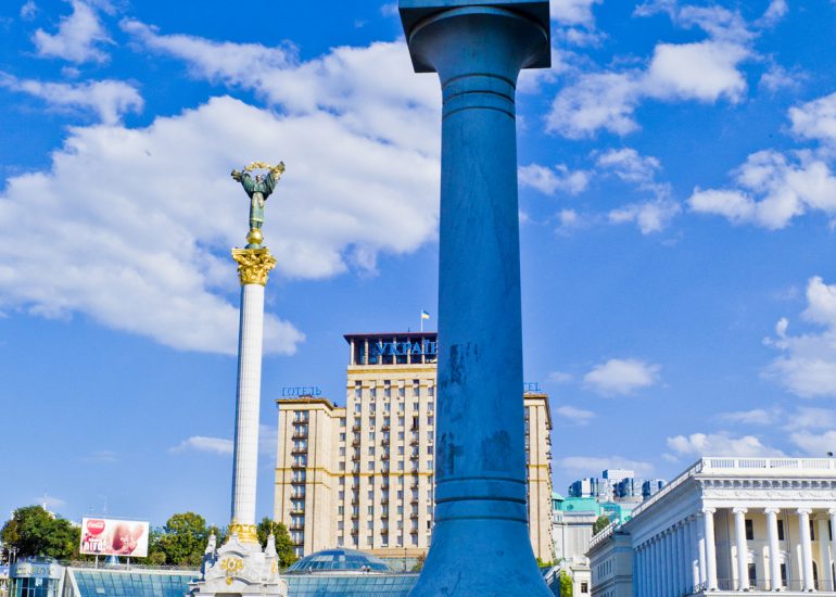 Kiev-Maidan Nezalejnosty-Place de l'independance-Ce globe sur la place est le point zero de l'Ukraine