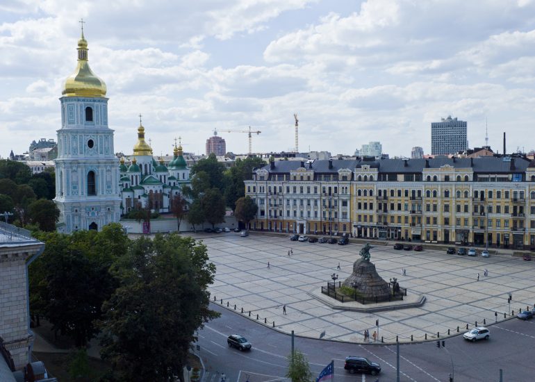 Kiev-Place Maidan Nezalezhnosti-Au fond_Sainte Sophie