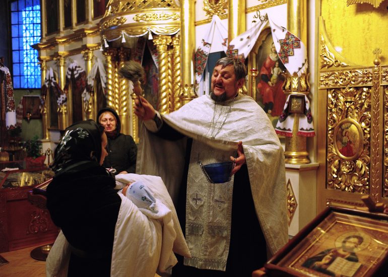 Ukraine-Kiev-Quartier de Podol-Baptême en l'Eglise St Nicolas